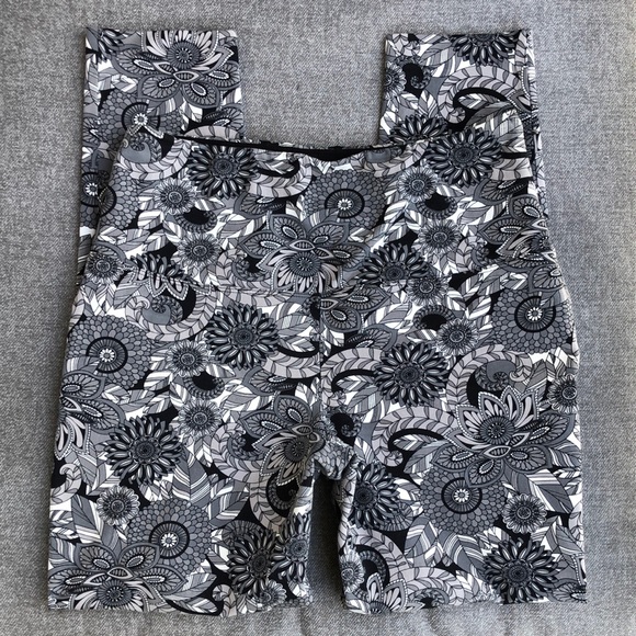 NWOT! - LYSSE Tummy Control Side Zip Ankle Pants - Picture 5 of 7